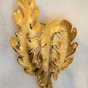 Vintage Lisner Brooch - Gold Tone Leaf Pin Signed